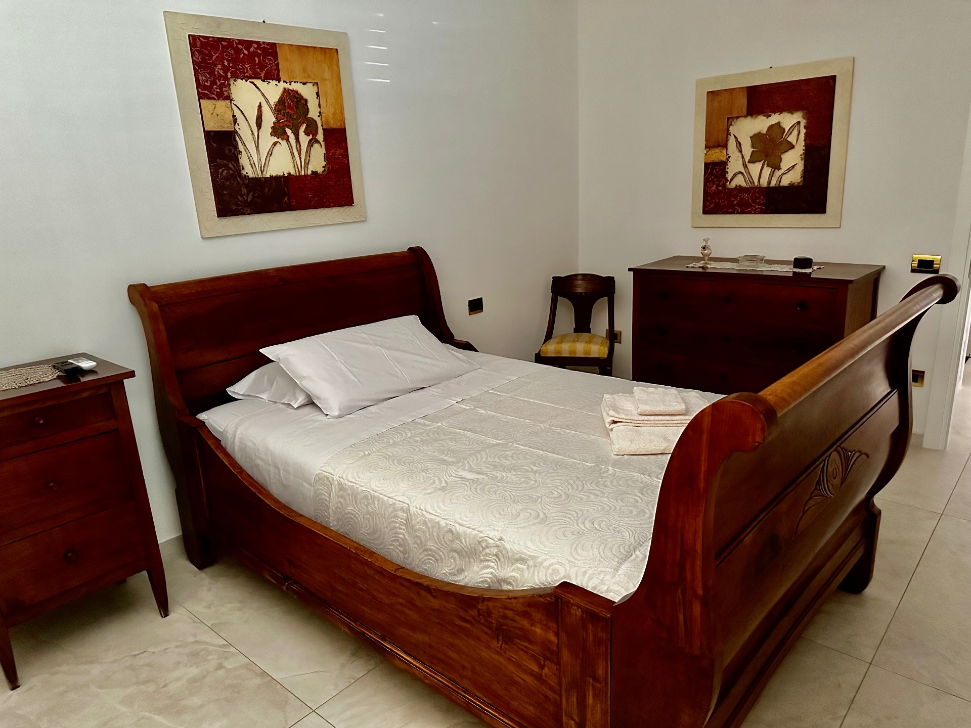 Camera elegante con letto in noce